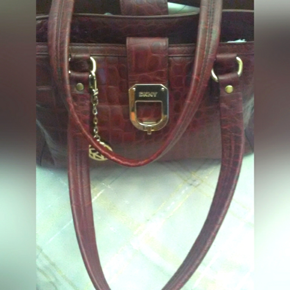 LIKE NEW 100% LEATHER PURSE/ BAG BY DKNY LARGE SZ. DEEP BURGUNDY CROC. EMBOSSED - Picture 15 of 15